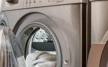 Machine à laver et serviettes qui dépassent