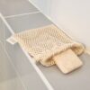 Utilisation du filet savon solide pour éviter le gaspillage de savon et shampoing solide