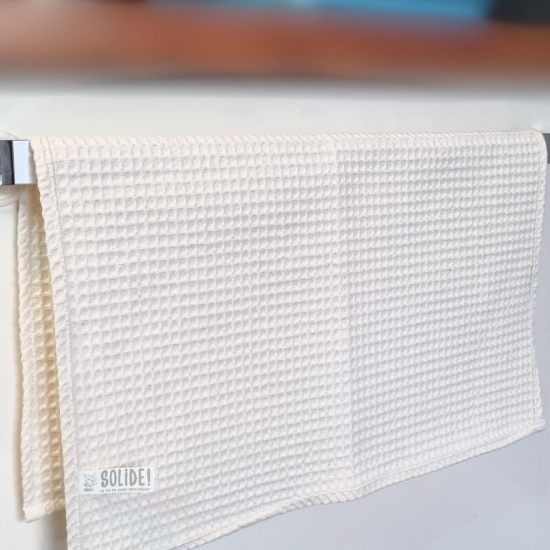 Torchon vaisselle en coton bio coloris naturel suspendu dans une cuisine moderne