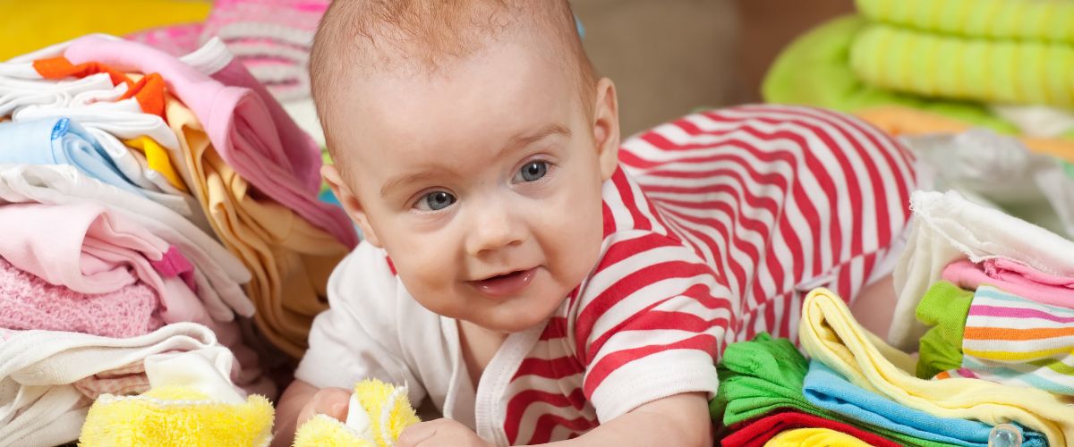 lessive bébé linge propre heureux